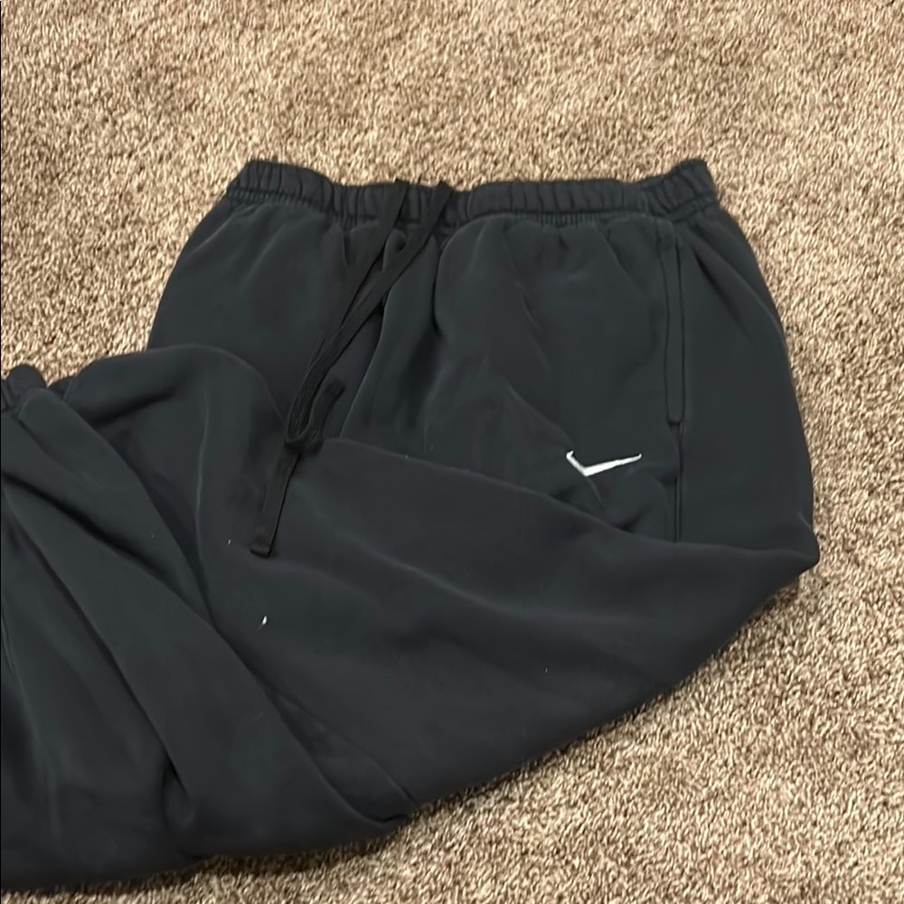 Nike Black Track Pants with Elastic Waistband and Relaxed Fit